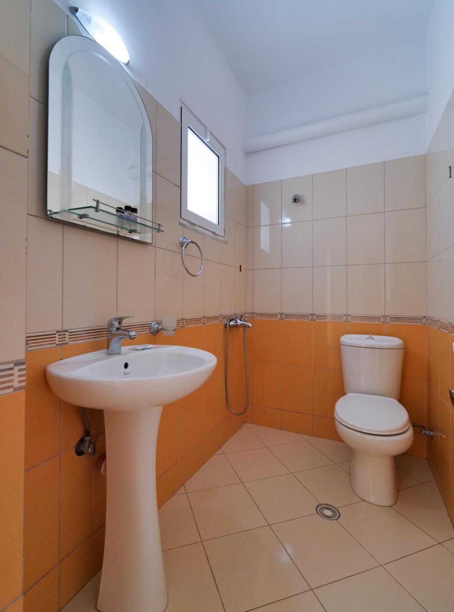 Bodini's Guest house Himare